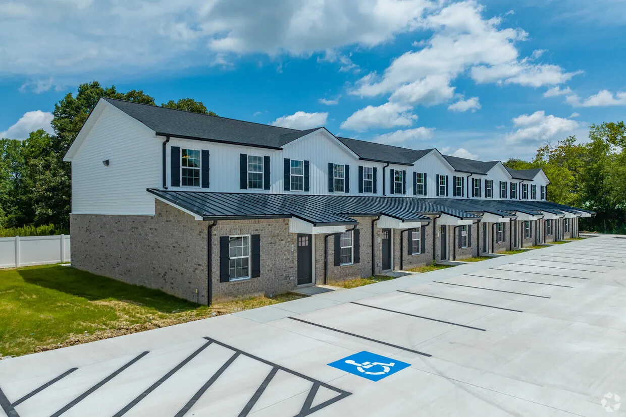 30-unit luxury townhomes in Manchester, Tennessee — Tennessee multifamily investment held by Level 7 Investors as limited partner